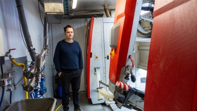 Georg Heiberg med mobil melkerobot. Foto: Morten Livenengen